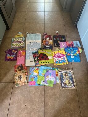 Gift bags - Assorted Colorful Birthday Gift Bags - Lot
